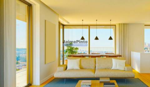 Apartamento, Último Piso, T4, de excelência, à RTP. Portugal, Vila Nova de Gaia.