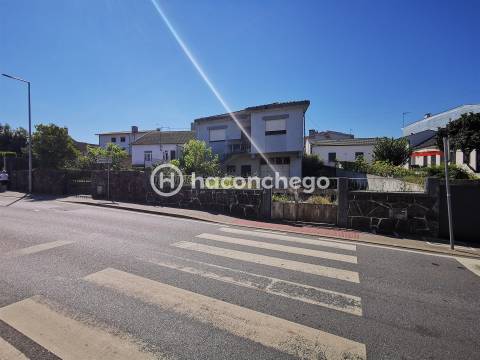 Imóvel com projeto aprovado e licença de construção paga para alojamento em Barcelos