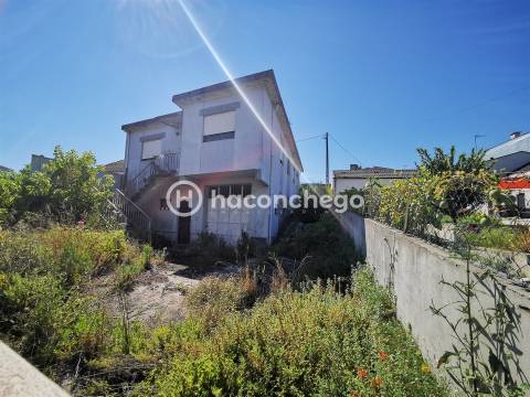 Imóvel com projeto aprovado e licença de construção paga para alojamento em Barcelos