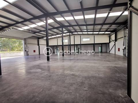 Pavilhão industrial com 483 m2 em Lijó, Barcelos
