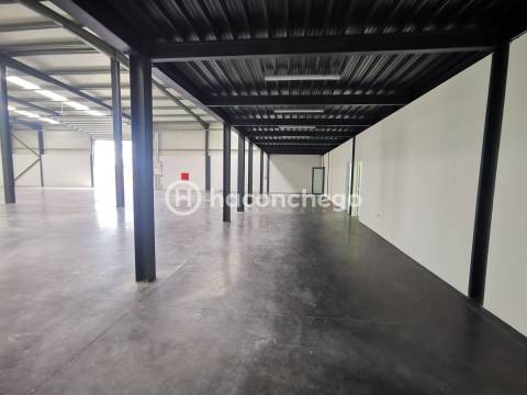 Pavilhão industrial com 483 m2 em Lijó, Barcelos