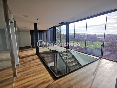 Pavilhão industrial com 483 m2 em Lijó, Barcelos