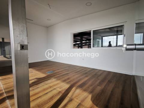 Pavilhão industrial com 483 m2 em Lijó, Barcelos