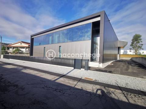 Pavilhão industrial com 966 m2 em Lijó, Barcelos