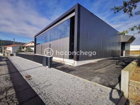 Pavilhão industrial com 966 m2 em Lijó, Barcelos