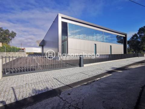 Pavilhão industrial com 966 m2 em Lijó, Barcelos