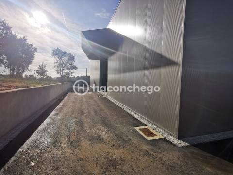 Pavilhão industrial com 966 m2 em Lijó, Barcelos