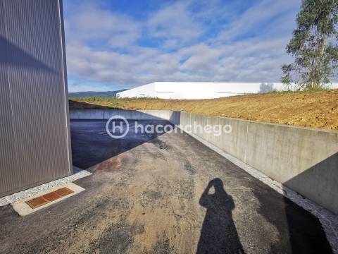 Pavilhão industrial com 966 m2 em Lijó, Barcelos