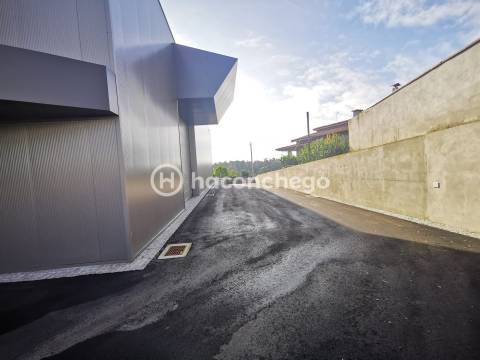 Pavilhão industrial com 966 m2 em Lijó, Barcelos
