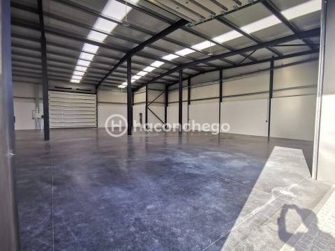 Pavilhão industrial com 966 m2 em Lijó, Barcelos