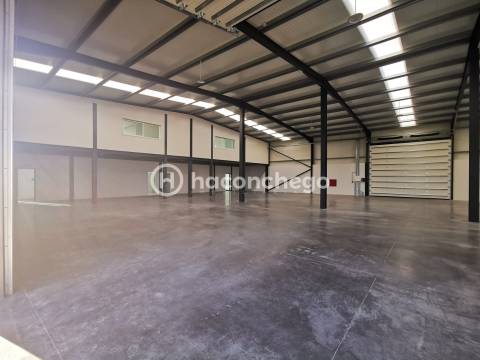 Pavilhão industrial com 966 m2 em Lijó, Barcelos
