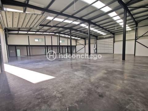 Pavilhão industrial com 966 m2 em Lijó, Barcelos
