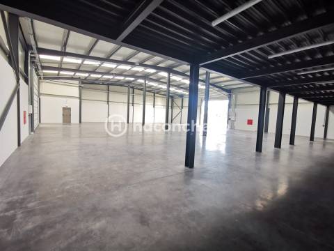 Pavilhão industrial com 966 m2 em Lijó, Barcelos