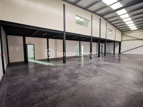Pavilhão industrial com 966 m2 em Lijó, Barcelos