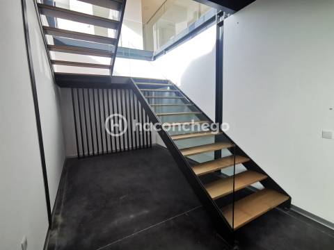 Pavilhão industrial com 966 m2 em Lijó, Barcelos