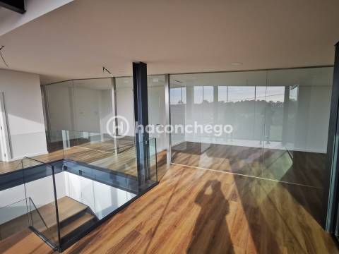 Pavilhão industrial com 966 m2 em Lijó, Barcelos