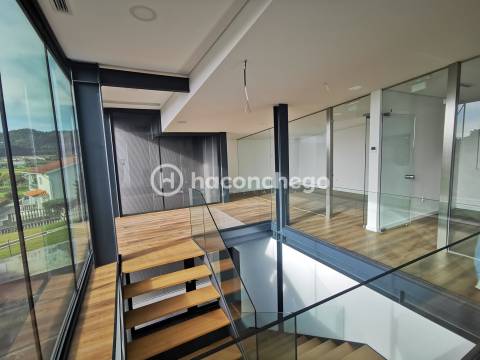 Pavilhão industrial com 966 m2 em Lijó, Barcelos