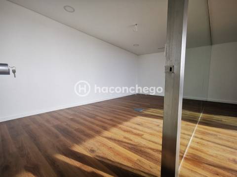 Pavilhão industrial com 966 m2 em Lijó, Barcelos