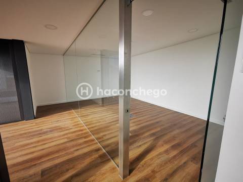 Pavilhão industrial com 966 m2 em Lijó, Barcelos