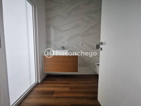 Pavilhão industrial com 966 m2 em Lijó, Barcelos