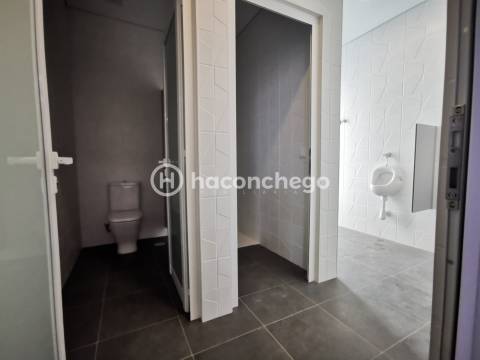 Pavilhão industrial com 966 m2 em Lijó, Barcelos