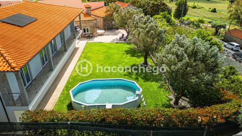 Moradia individual com piscina em Mariz Barcelos