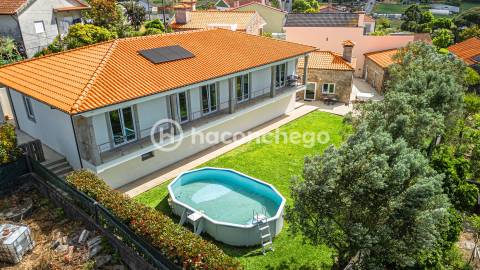 Moradia individual com piscina em Mariz Barcelos