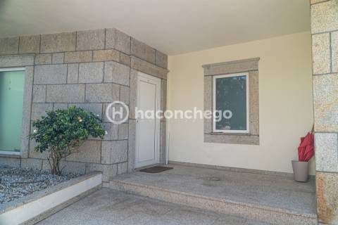 Moradia individual com piscina em Mariz Barcelos