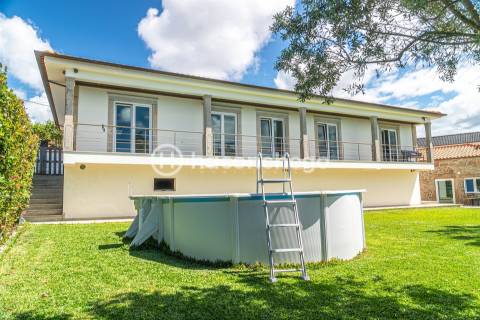 Moradia individual com piscina em Mariz Barcelos