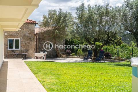 Moradia individual com piscina em Mariz Barcelos