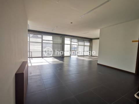 Armazém em Barcelos para arrendar