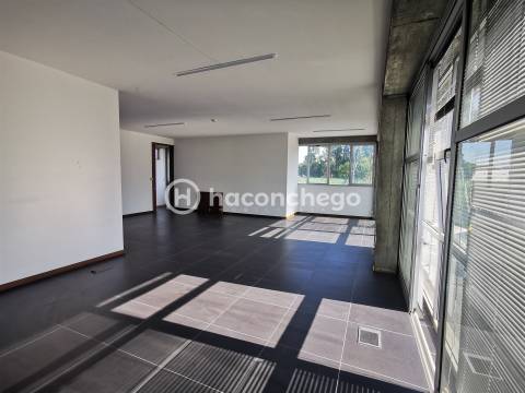 Armazém em Barcelos para arrendar