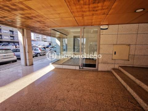 Loja licenciada para restauração e bebidas, comércio, similares de hotelaria ou serviços