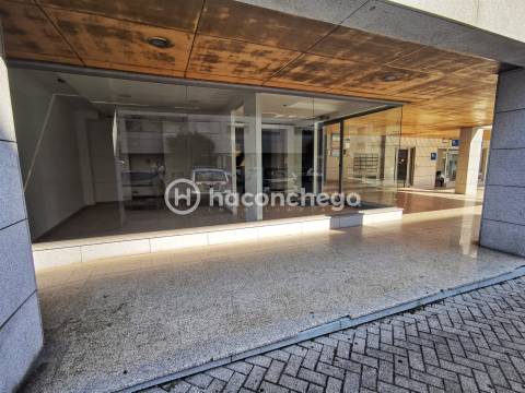 Loja licenciada para restauração e bebidas, comércio, similares de hotelaria ou serviços
