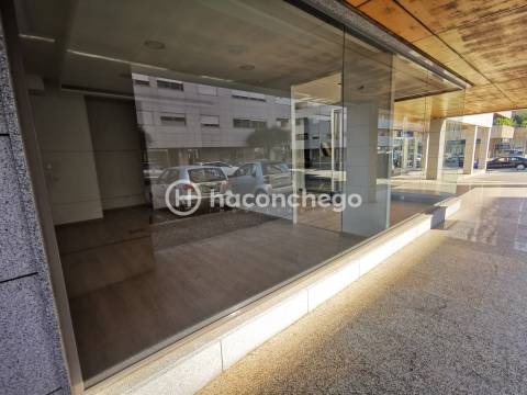 Loja licenciada para restauração e bebidas, comércio, similares de hotelaria ou serviços