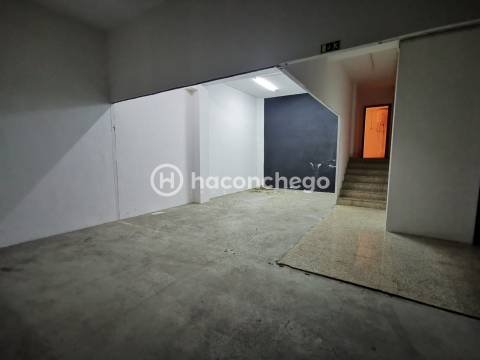 Loja licenciada para restauração e bebidas, comércio, similares de hotelaria ou serviços