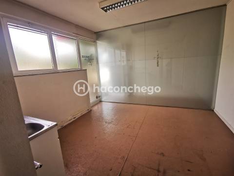 Armazém para arrendar São Veríssimo Barcelos