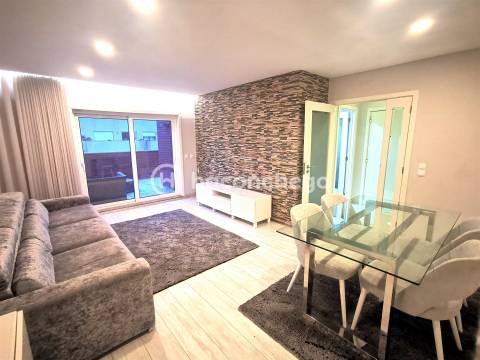 Apartamento T2 remodelado com terraço para arrendar em Arcozelo Barcelos