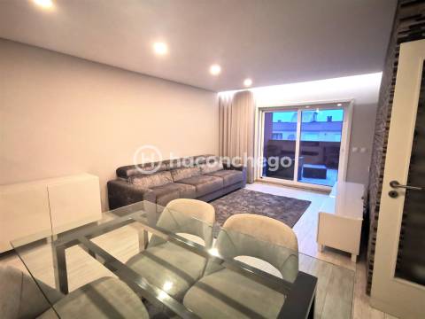 Apartamento T2 remodelado com terraço para arrendar em Arcozelo Barcelos