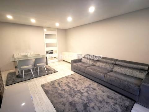 Apartamento T2 remodelado com terraço para arrendar em Arcozelo Barcelos