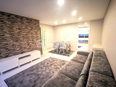 Apartamento T2 remodelado com terraço para arrendar em Arcozelo Barcelos