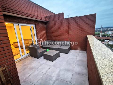 Apartamento T2 remodelado com terraço para arrendar em Arcozelo Barcelos