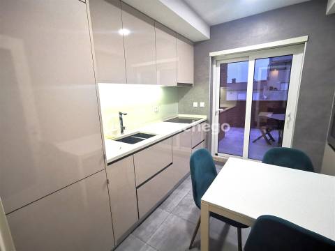 Apartamento T2 remodelado com terraço para arrendar em Arcozelo Barcelos
