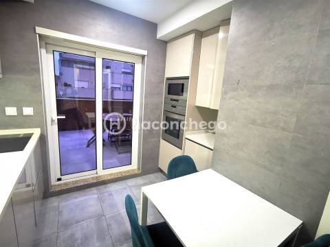 Apartamento T2 remodelado com terraço para arrendar em Arcozelo Barcelos