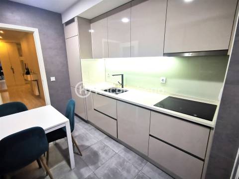 Apartamento T2 remodelado com terraço para arrendar em Arcozelo Barcelos