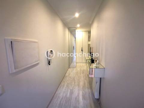 Apartamento T2 remodelado com terraço para arrendar em Arcozelo Barcelos