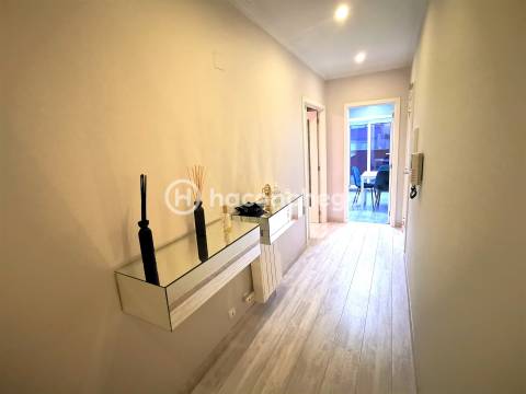 Apartamento T2 remodelado com terraço para arrendar em Arcozelo Barcelos