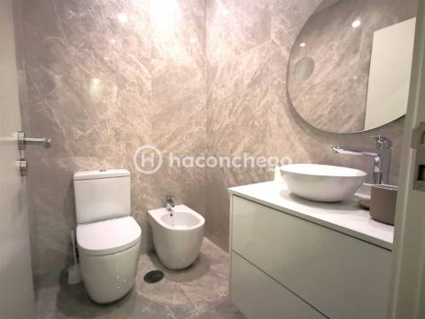 Apartamento T2 remodelado com terraço para arrendar em Arcozelo Barcelos