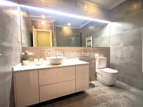 Apartamento T2 remodelado com terraço para arrendar em Arcozelo Barcelos