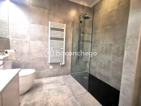 Apartamento T2 remodelado com terraço para arrendar em Arcozelo Barcelos